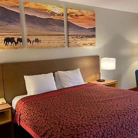 Days Inn & Suites By Wyndham Риджланд Екстериор снимка