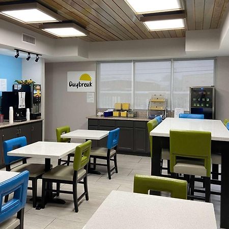 Days Inn & Suites By Wyndham Риджланд Екстериор снимка