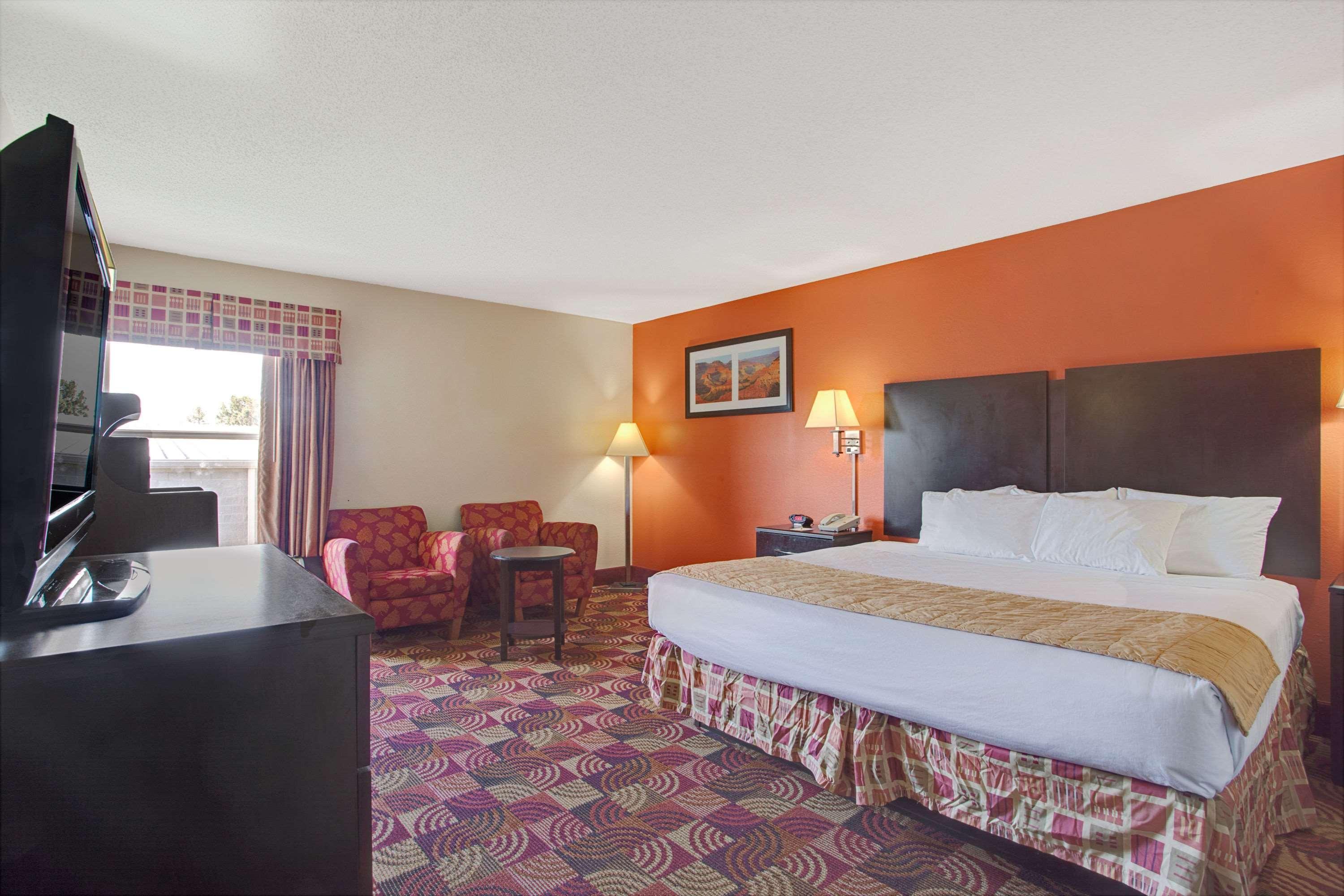 Days Inn & Suites By Wyndham Риджланд Екстериор снимка