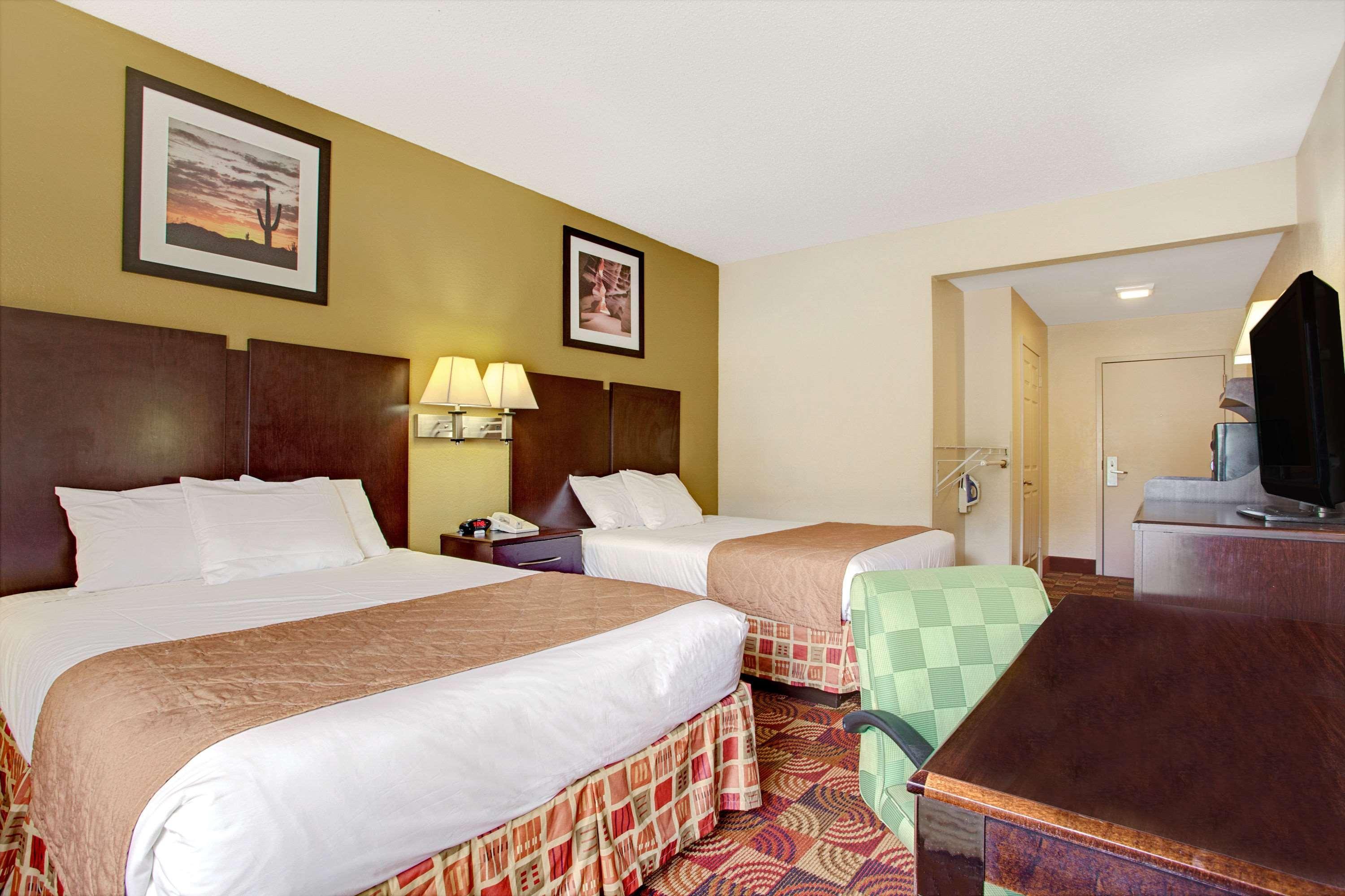 Days Inn & Suites By Wyndham Риджланд Екстериор снимка