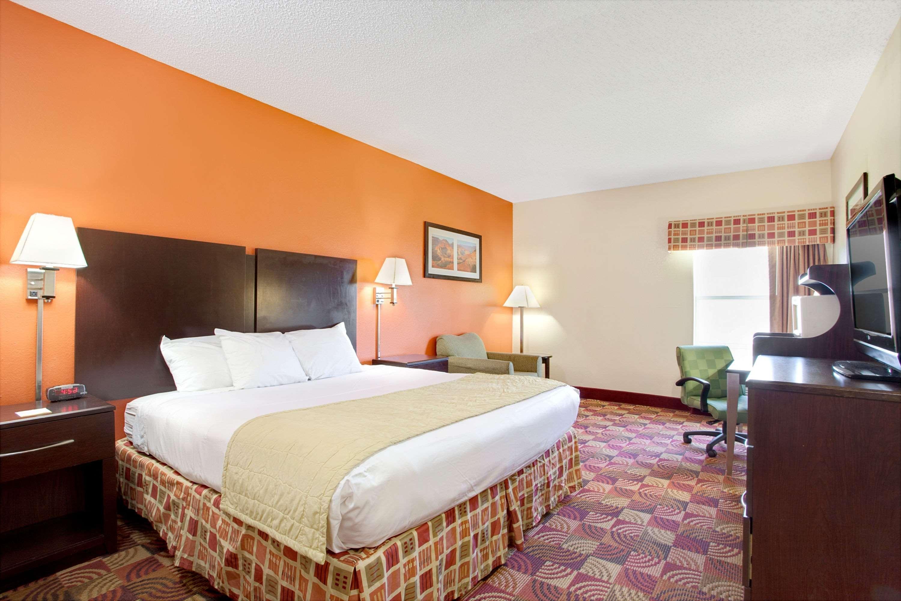 Days Inn & Suites By Wyndham Риджланд Екстериор снимка