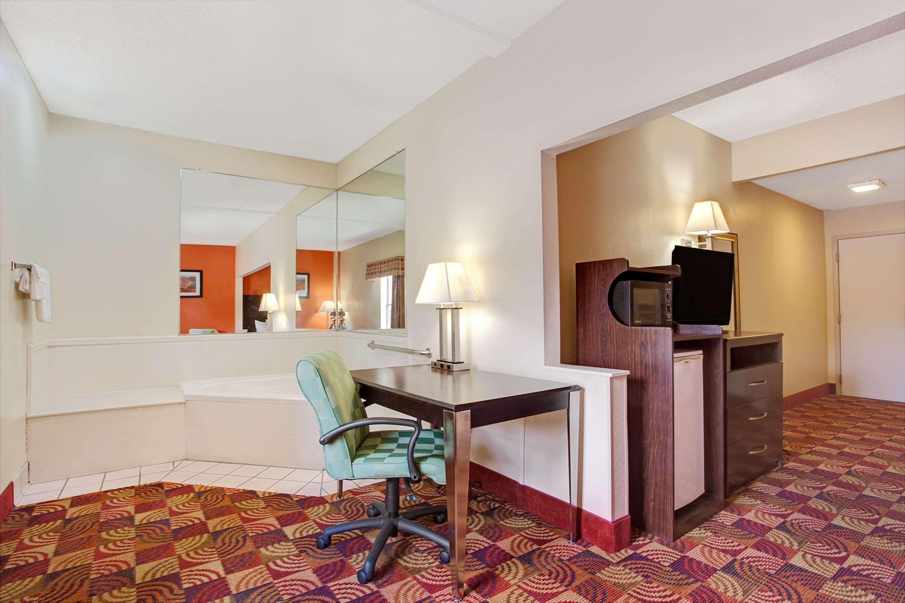 Days Inn & Suites By Wyndham Риджланд Екстериор снимка