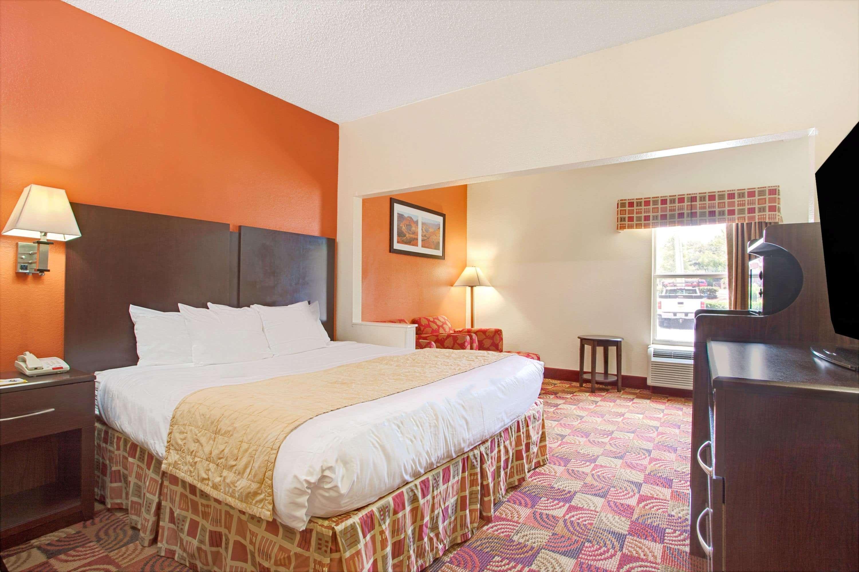Days Inn & Suites By Wyndham Риджланд Екстериор снимка