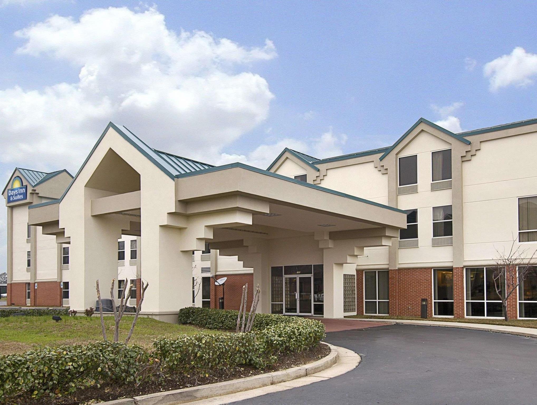 Days Inn & Suites By Wyndham Риджланд Екстериор снимка