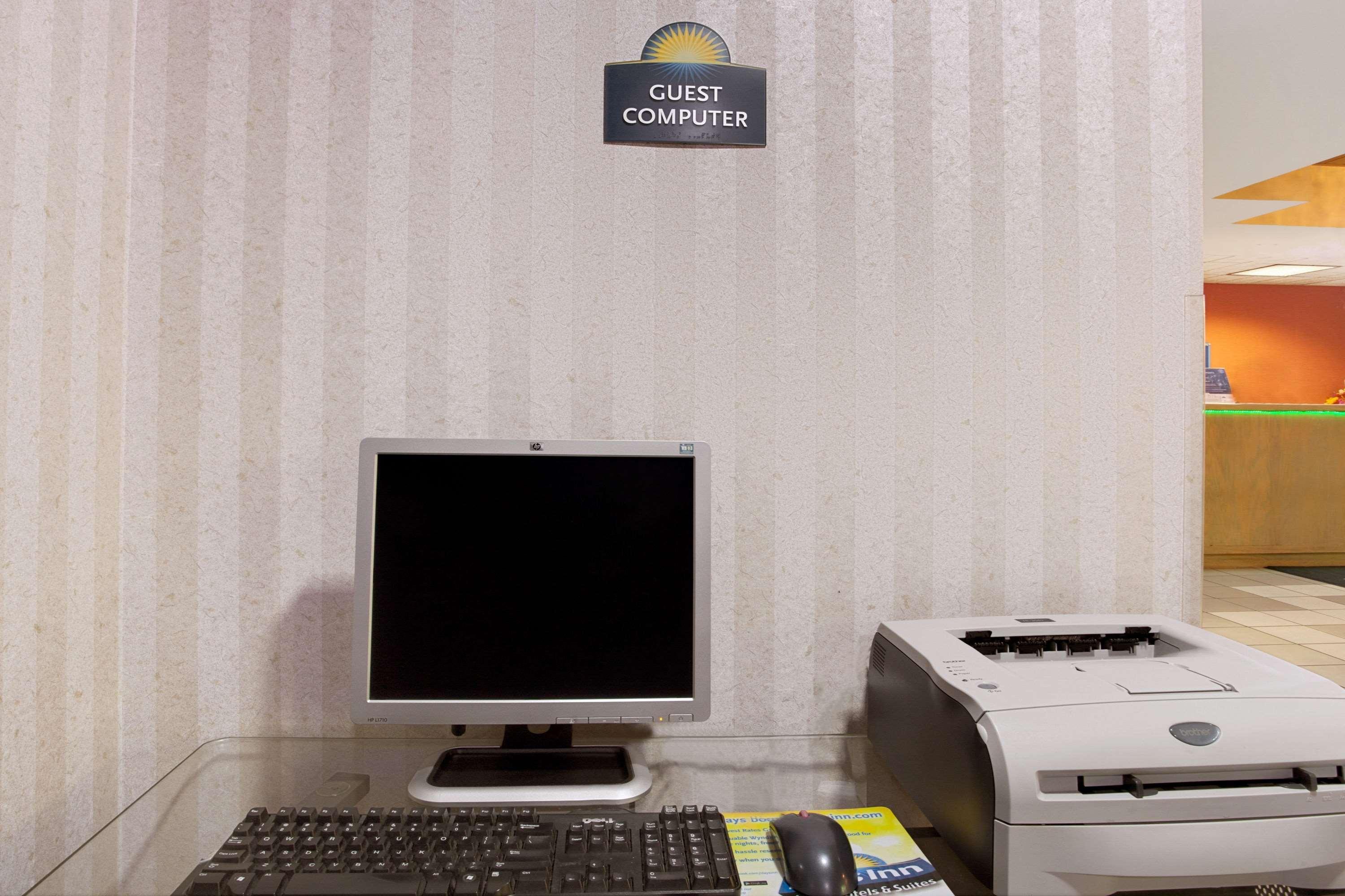 Days Inn & Suites By Wyndham Риджланд Екстериор снимка