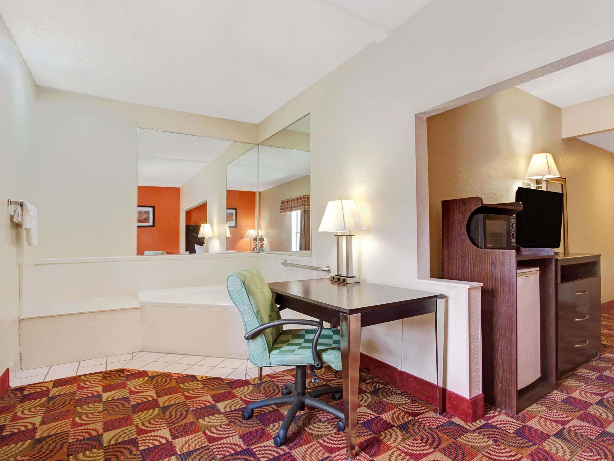 Days Inn & Suites By Wyndham Риджланд Екстериор снимка