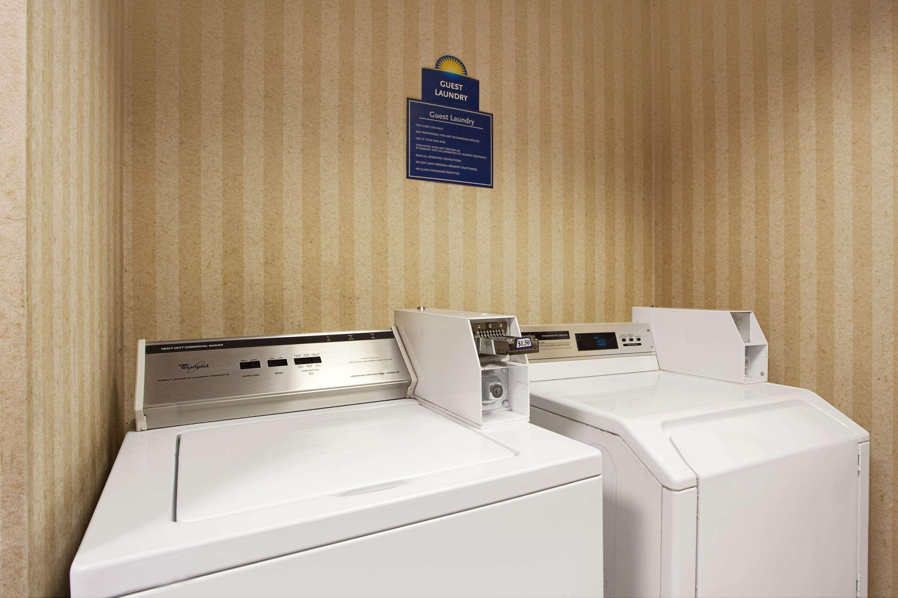 Days Inn & Suites By Wyndham Риджланд Екстериор снимка