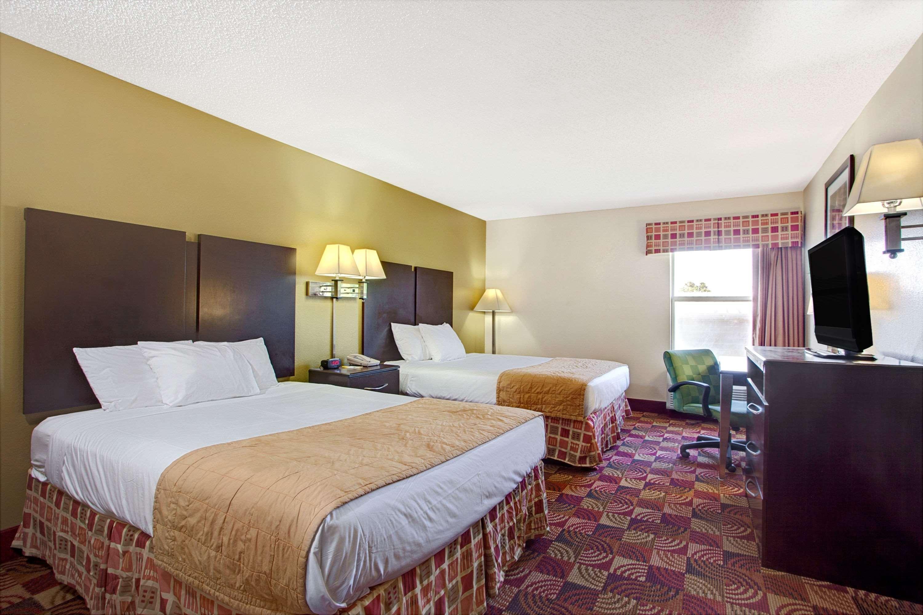Days Inn & Suites By Wyndham Риджланд Екстериор снимка