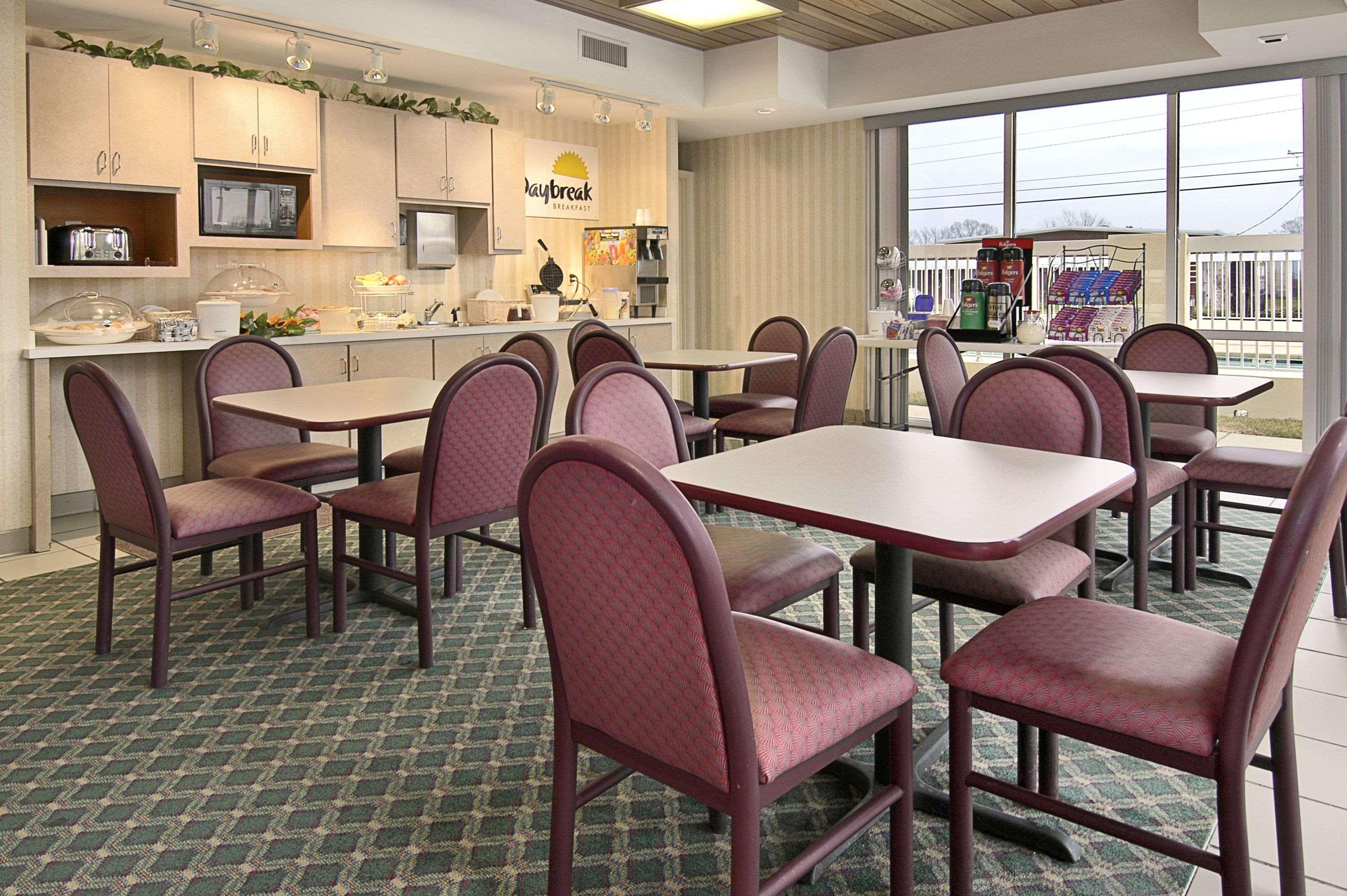 Days Inn & Suites By Wyndham Риджланд Екстериор снимка