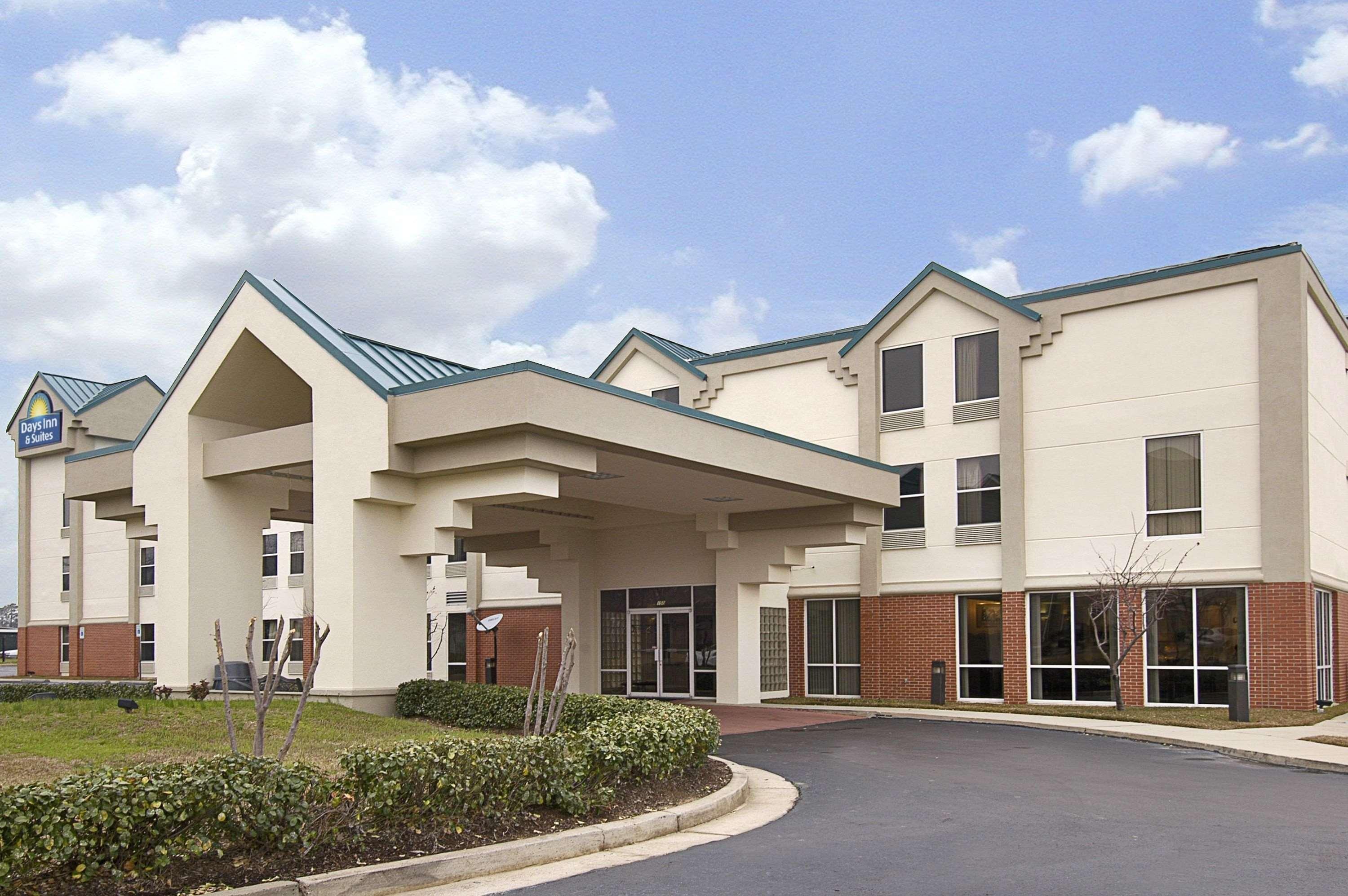 Days Inn & Suites By Wyndham Риджланд Екстериор снимка