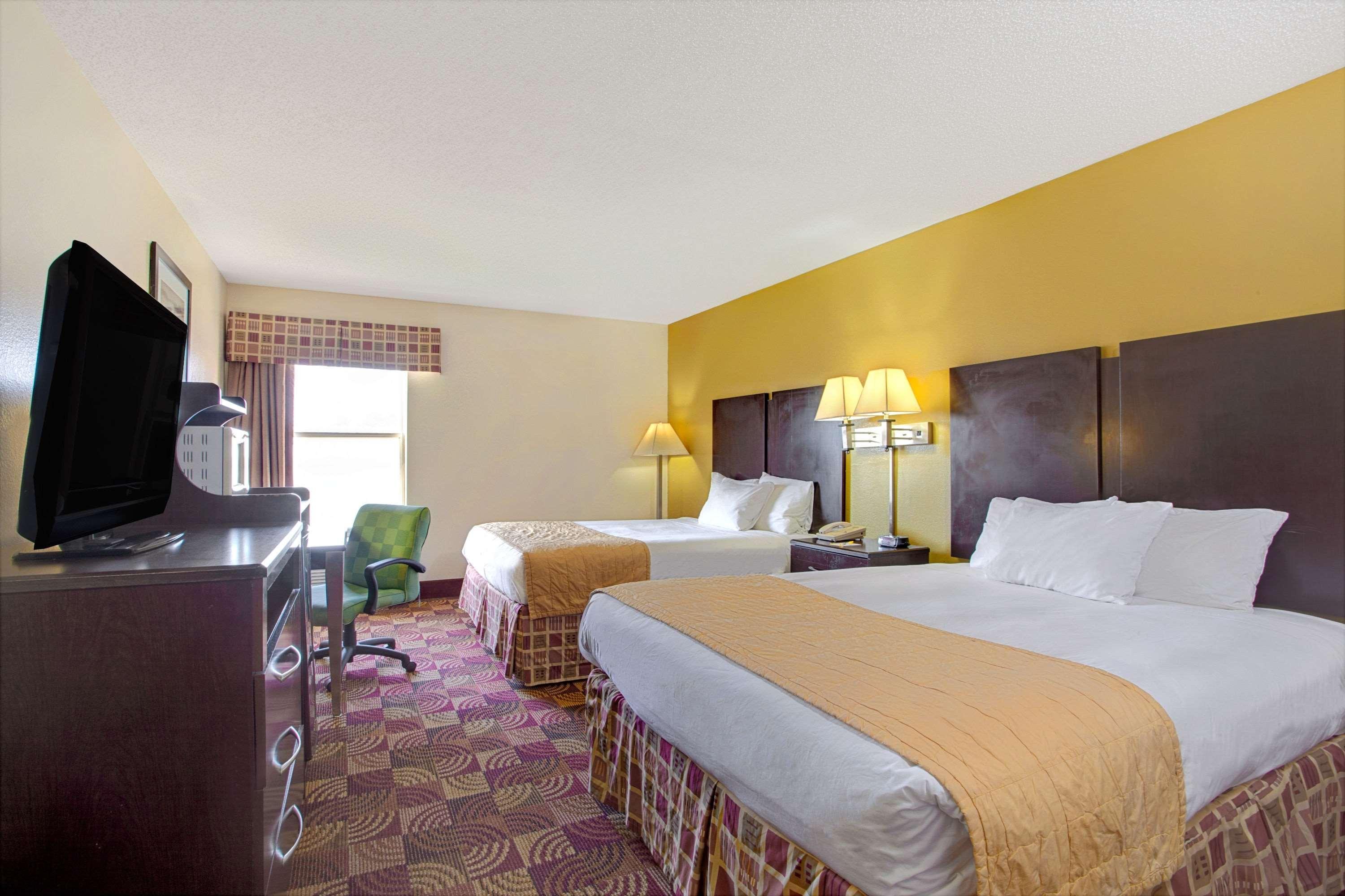 Days Inn & Suites By Wyndham Риджланд Екстериор снимка