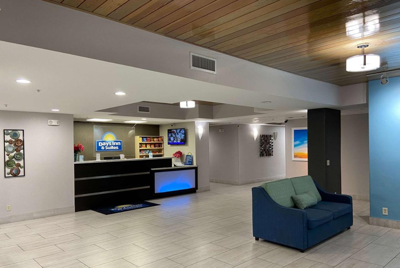 Days Inn & Suites By Wyndham Риджланд Екстериор снимка
