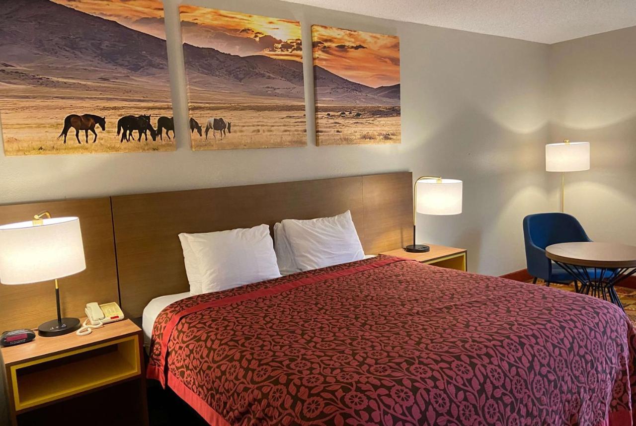 Days Inn & Suites By Wyndham Риджланд Екстериор снимка