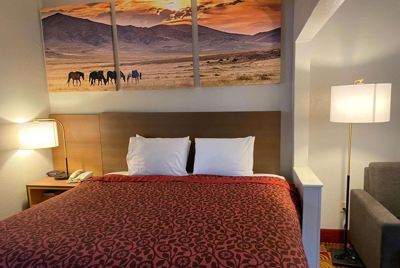 Days Inn & Suites By Wyndham Риджланд Екстериор снимка