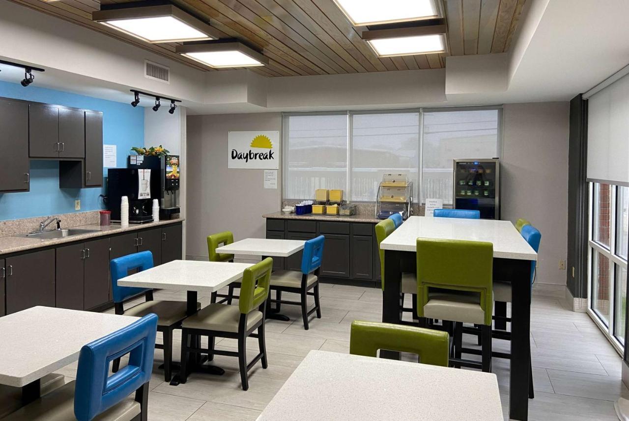 Days Inn & Suites By Wyndham Риджланд Екстериор снимка