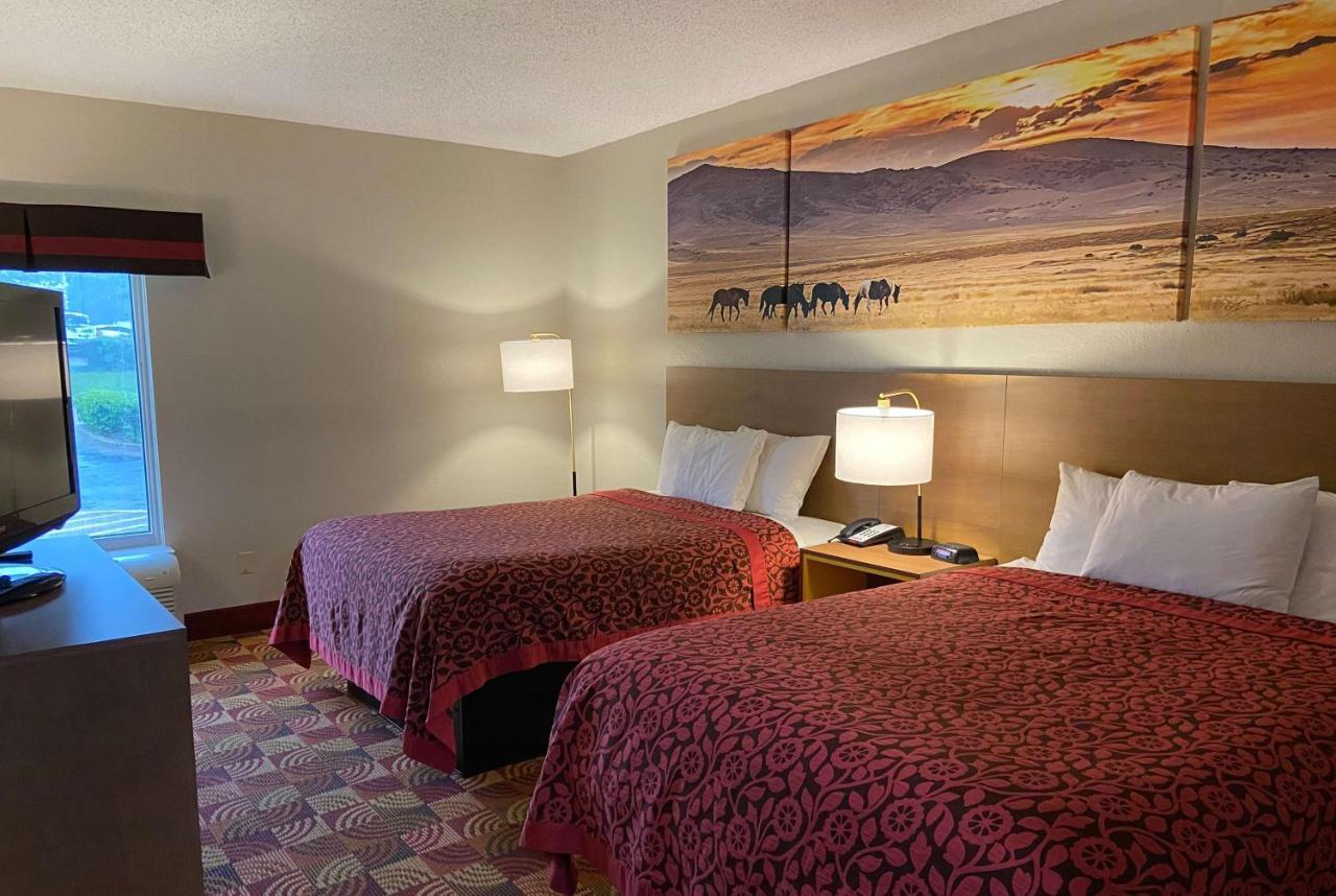 Days Inn & Suites By Wyndham Риджланд Екстериор снимка