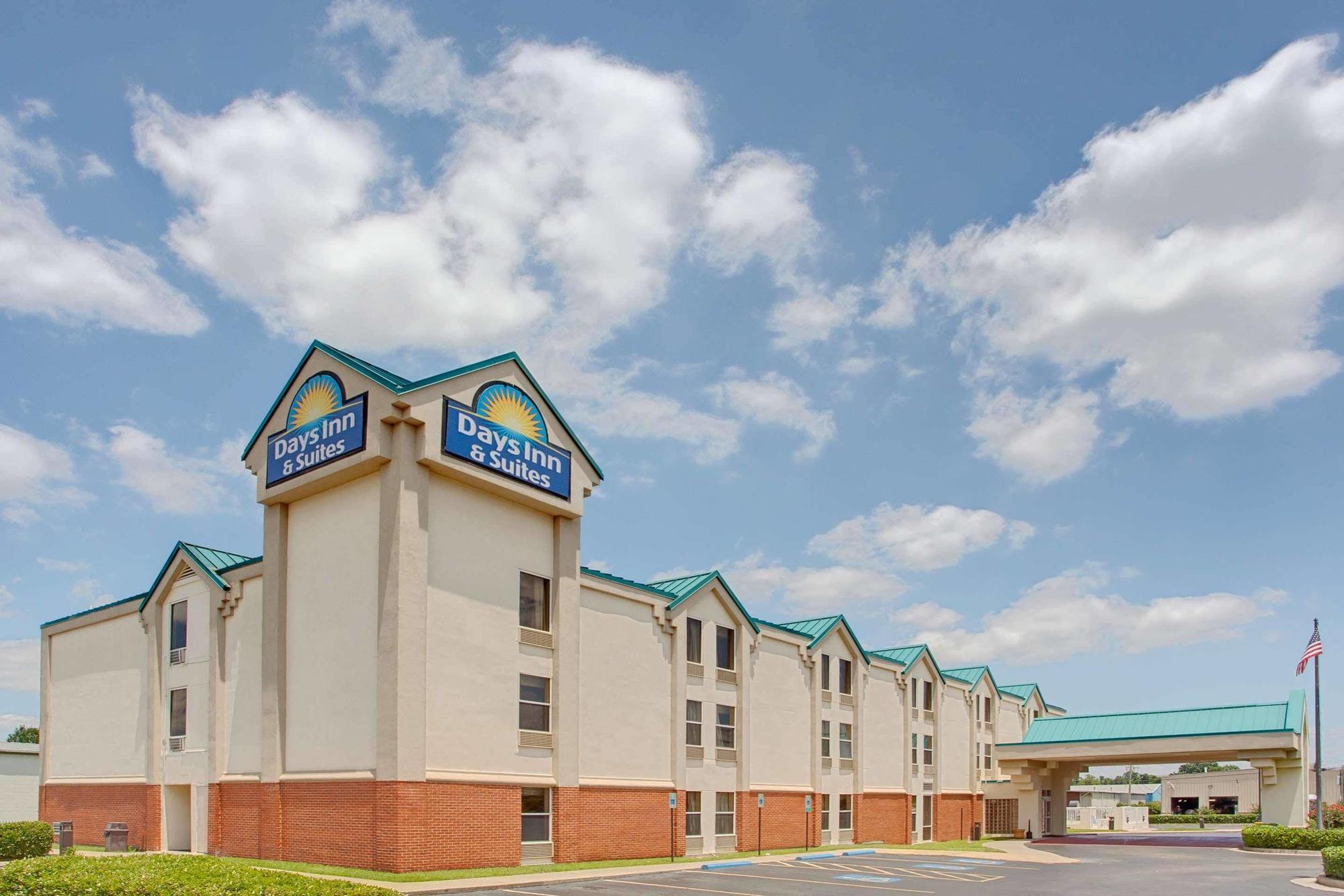 Days Inn & Suites By Wyndham Риджланд Екстериор снимка